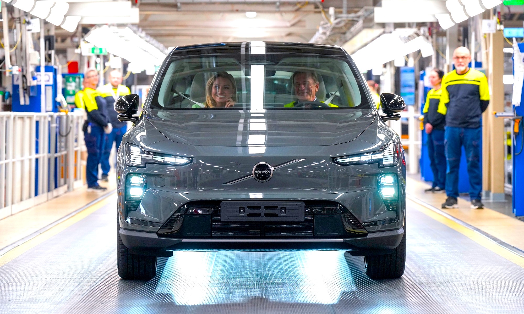 El BMW iX3 tiene un duro rival en el último SUV eléctrico de Volvo, que tiene tanta demanda que ya acumula 11 meses de lista de espera.