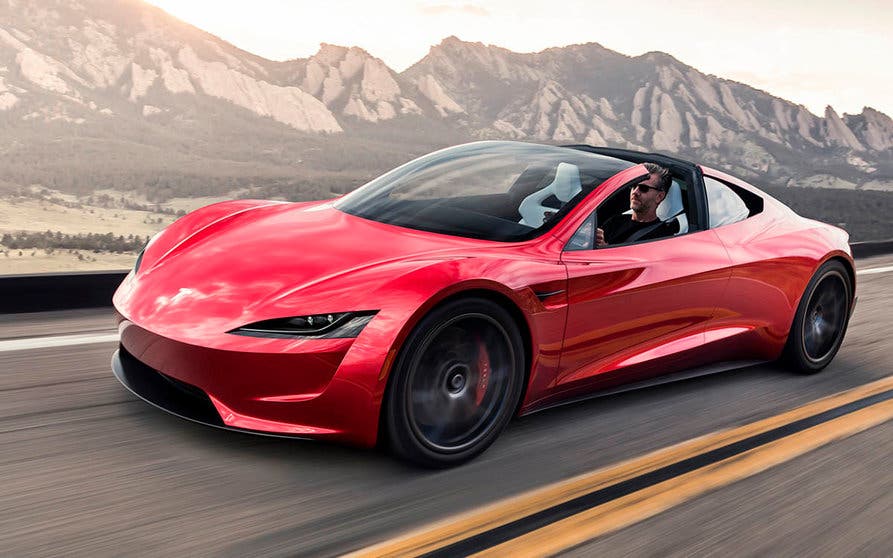  El Tesla Roadster de segunda generación acelerará de 0 a 100 km/h en 1,1 segundos gracias a los propulsores de aire frío, que emplean la misma tecnología que los motores de los cohetes de SpaceX, colocados detrás de la matrícula. 