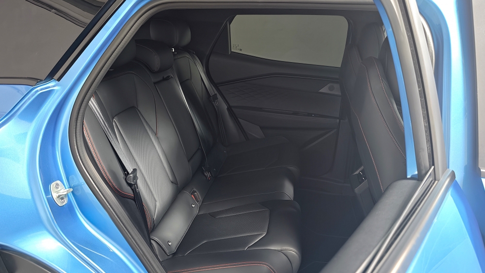 OMODA 4 900 km y 5,2 L100 km por 22.000 € OMODA SUV híbrido barato Toyota C HR (6)