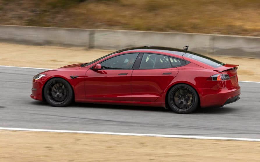  Tesla Model S Plaid+ en el circuito de Laguna Seca durante sus pruebas de rendimiento. Foto Twitter (The Kilowatts). 