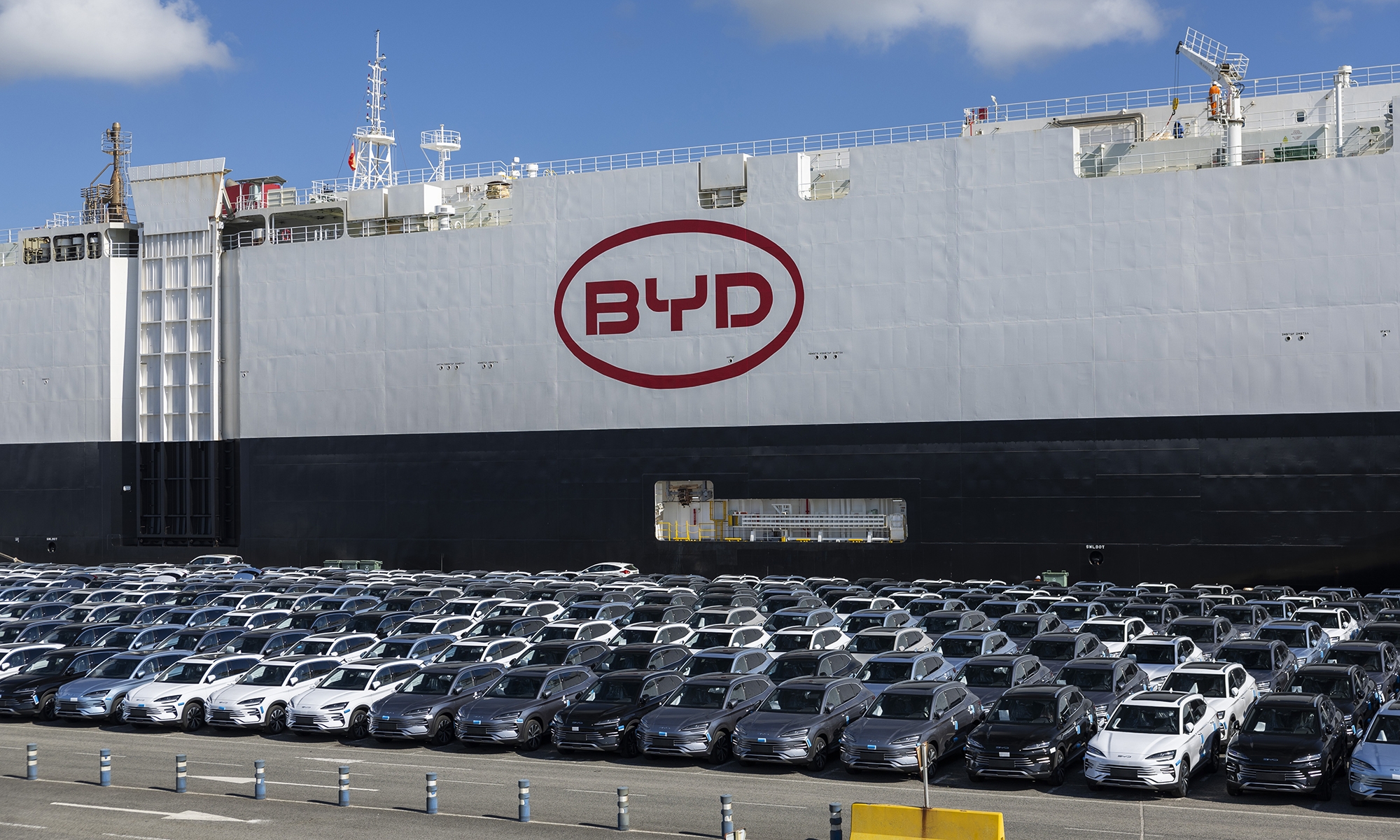 La UE acuerda con China, por ahora, no establecer aranceles a los coches híbridos.