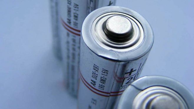  La revolucionaria tecnología de batería de iones de aluminio y grafeno aumenta la potencia de recarga, la vida útil de las baterías y la seguridad, respecto a las de iones de litio que se emplean hoy en día. Foto: GMG. 