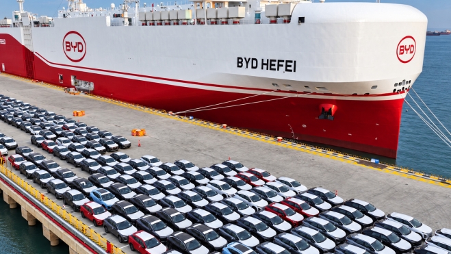 Portacoches BYD junto al muelle Portacoches BYD junto al muelle