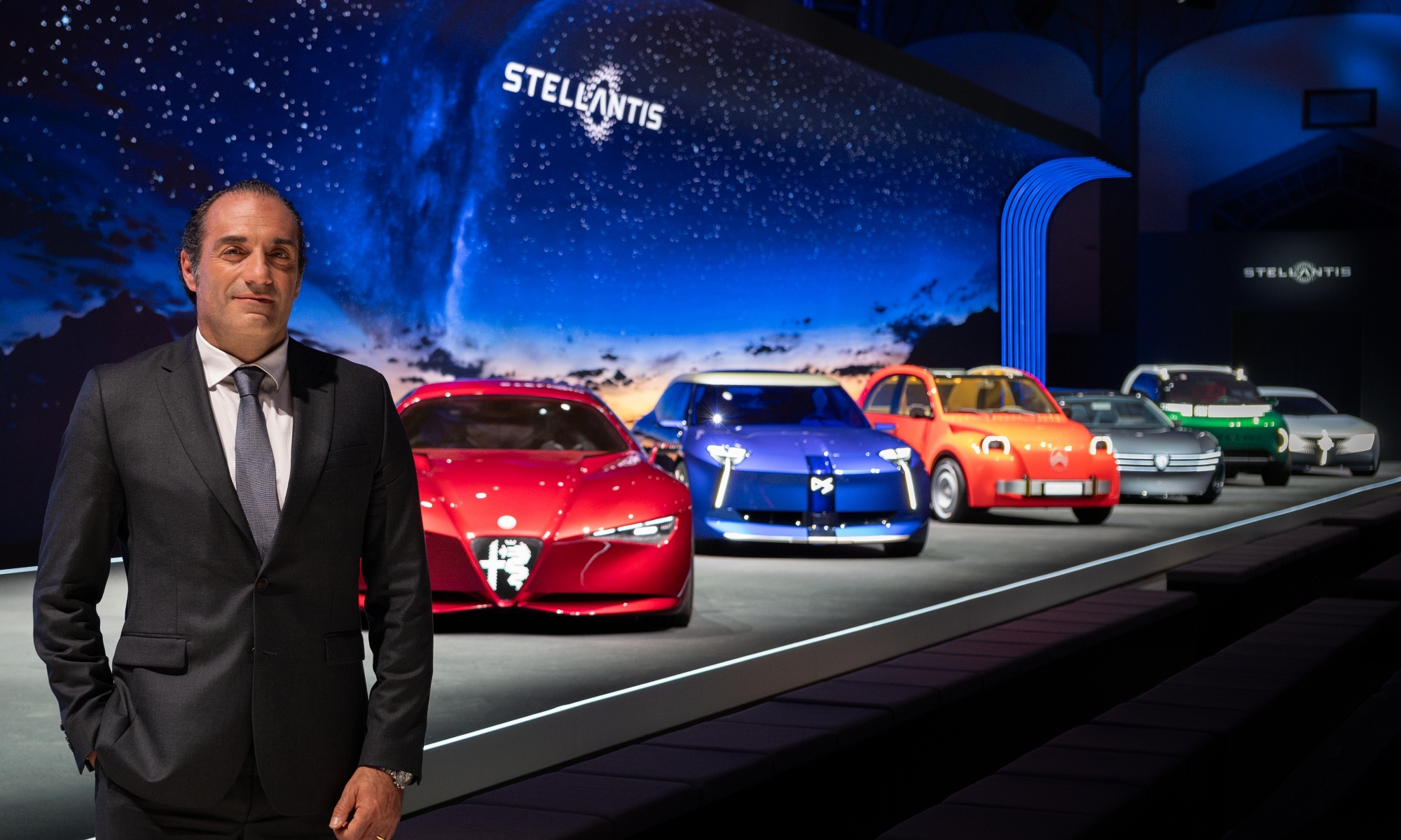 Antonio Filosa durante la ceremonia inicial del Grupo Stellantis en el Salón de París.