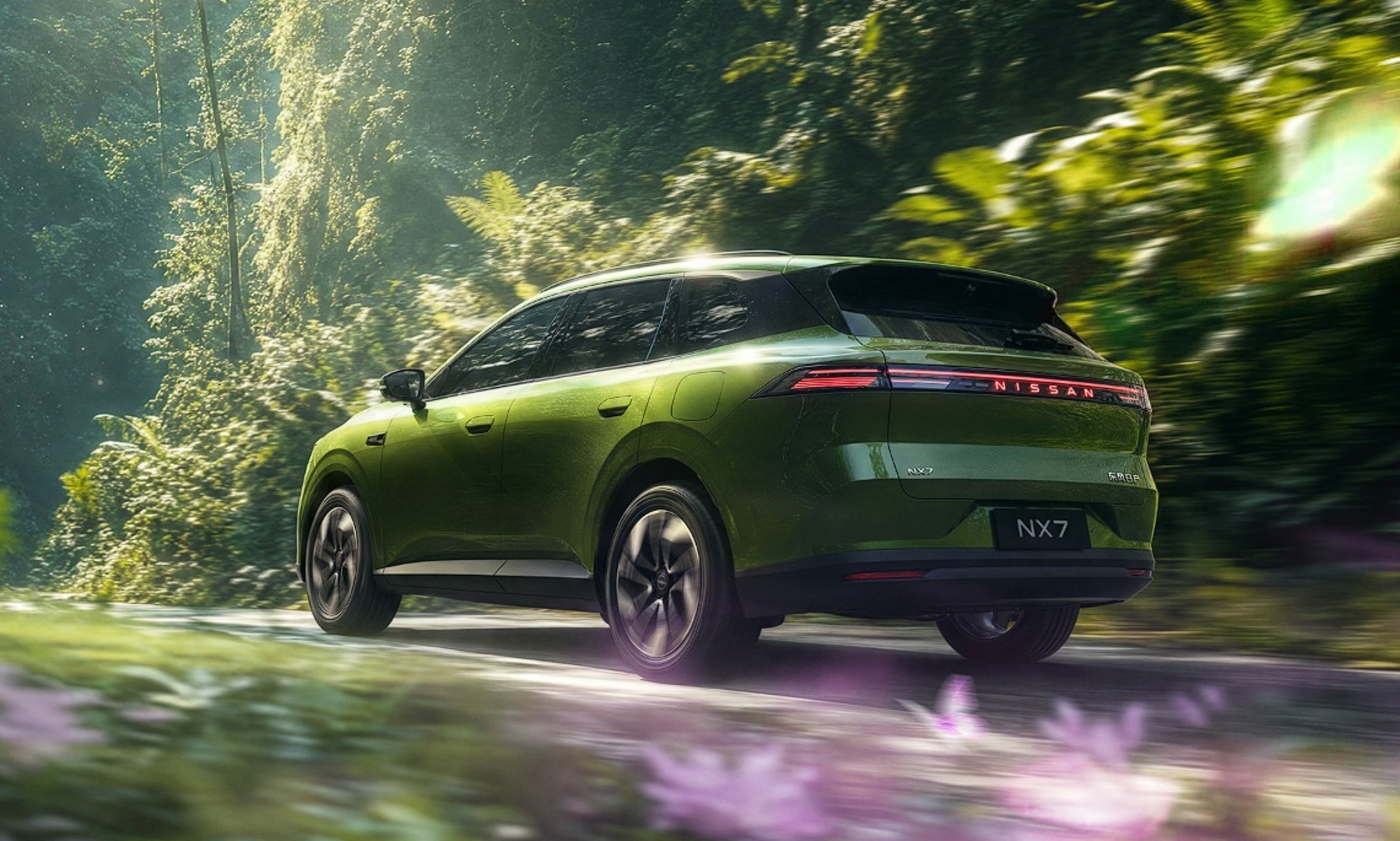 En China comparan al Nissan NX7 con el último Porsche Cayenne.