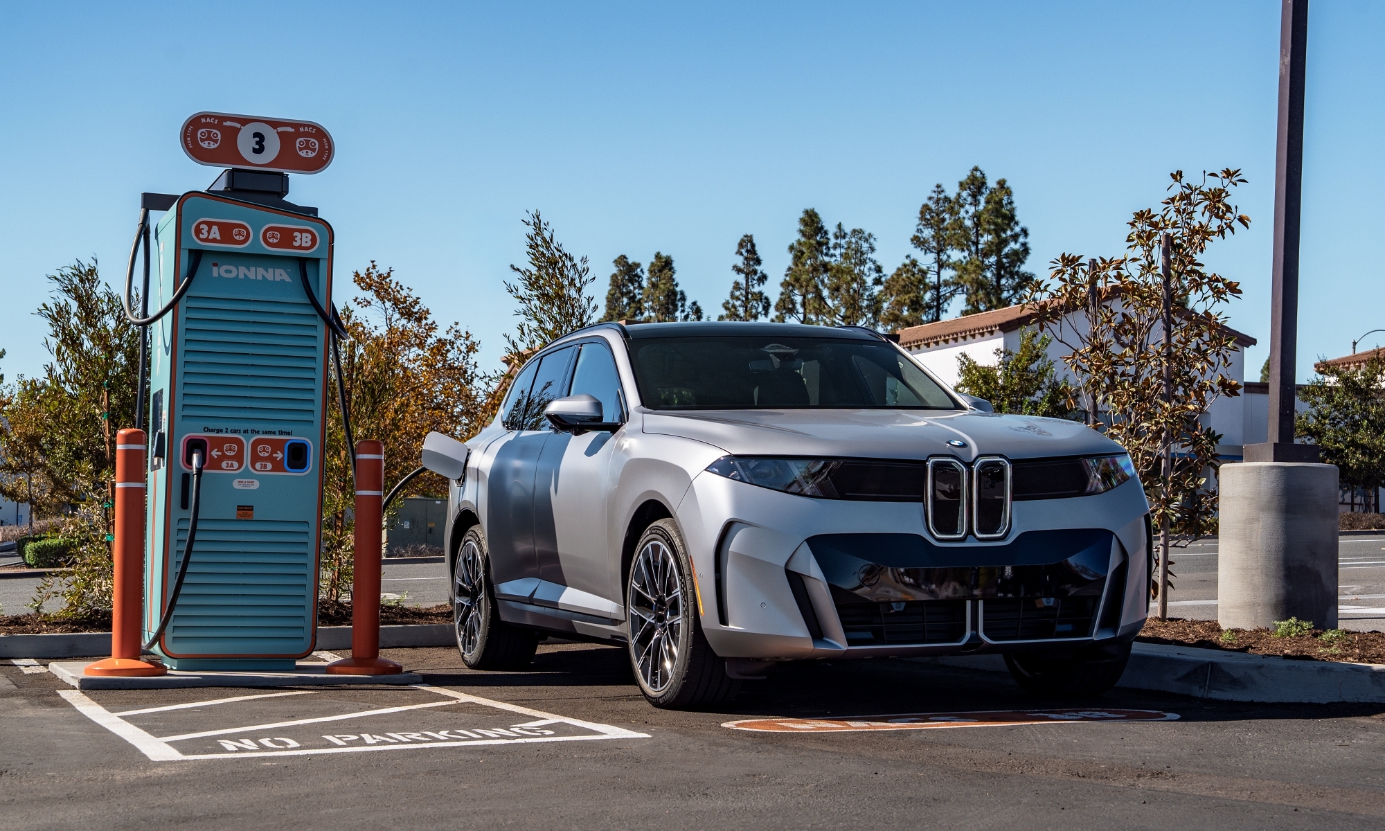 El nuevo iX5 llega a las calles con una gran batería de 141 kWh de capacidad.