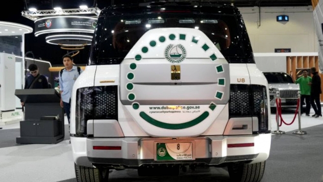 Yangwang U8 policia Dubai 1 Yangwang U8 policia Dubai 1