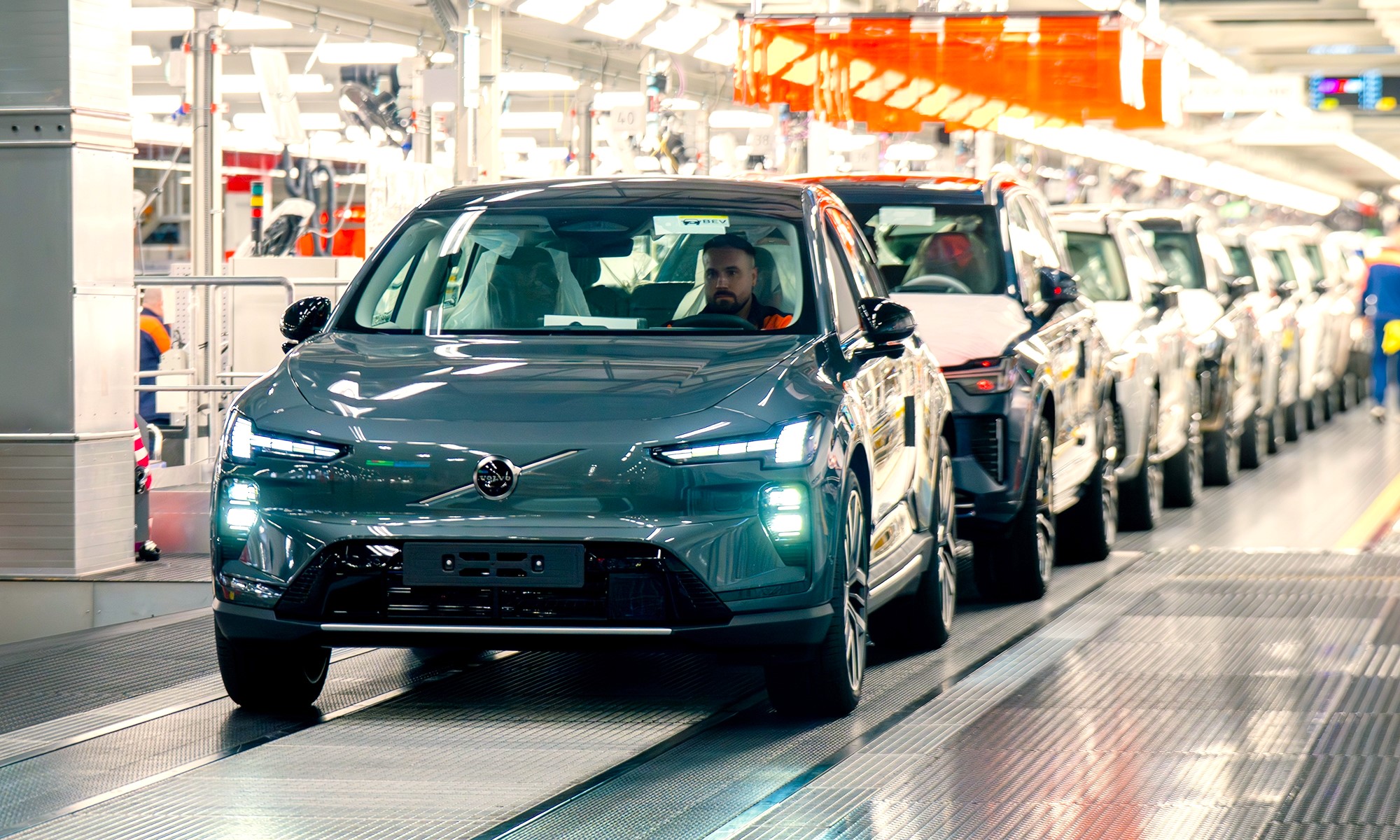 Pese a su fuerte demanda, Volvo sólo ha podido cerrar 5.000 ventas de su nuevo SUV eléctrico. ¿La causa? Un "riesgo" necesario.