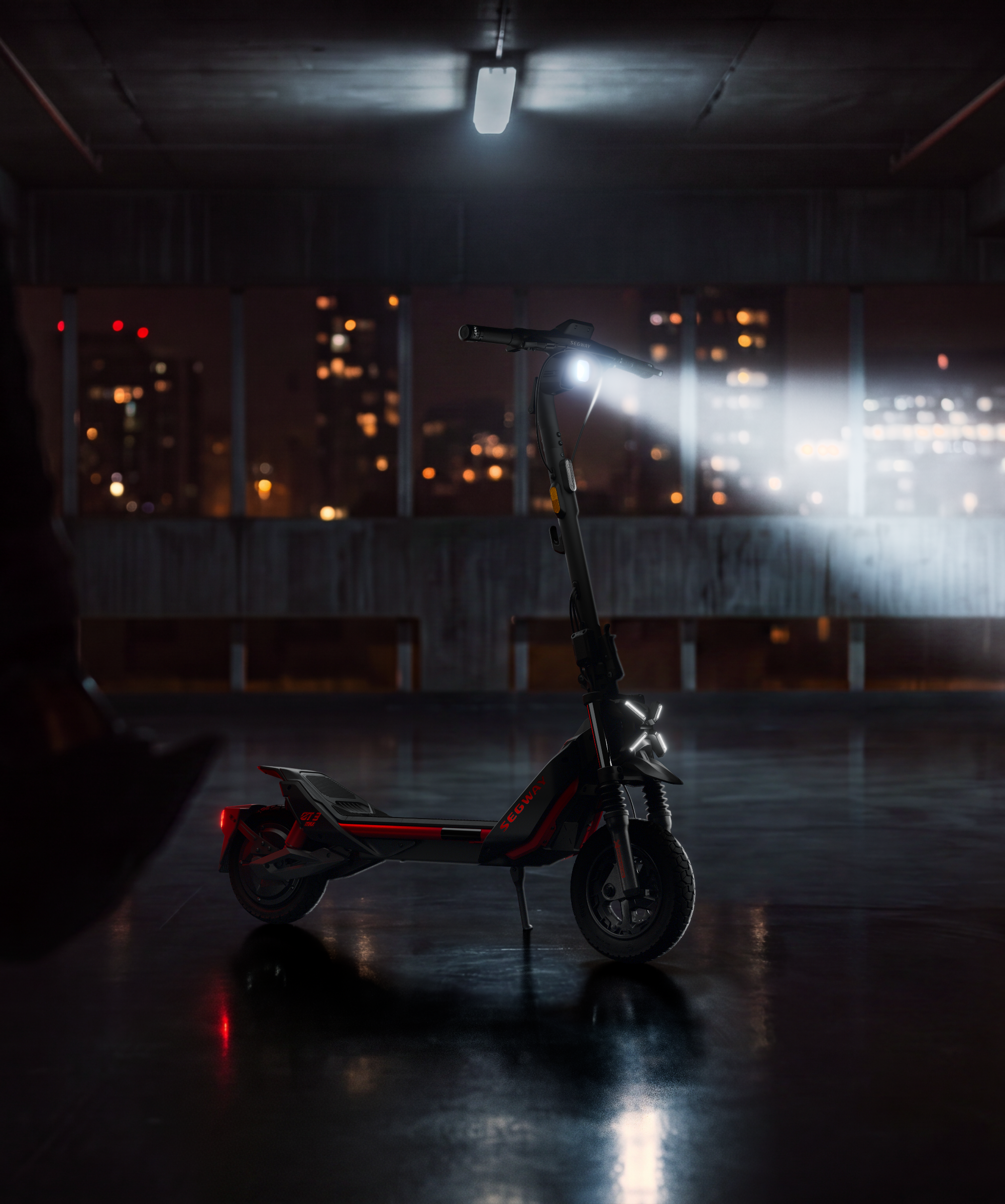 ZT3 MAX E Man riding towards eKickscooter x lights on and city background