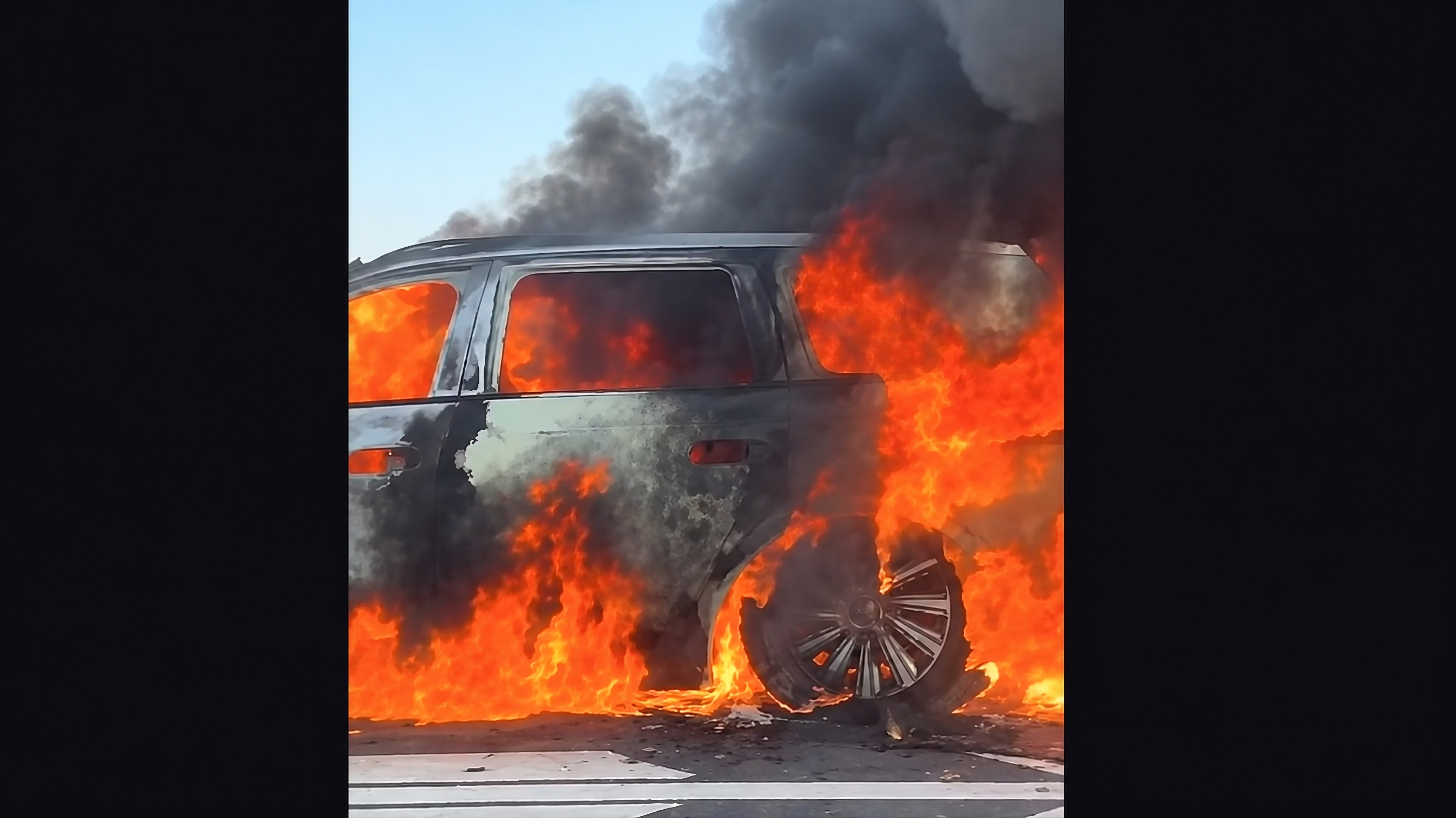 Coche eléctrico incendiado