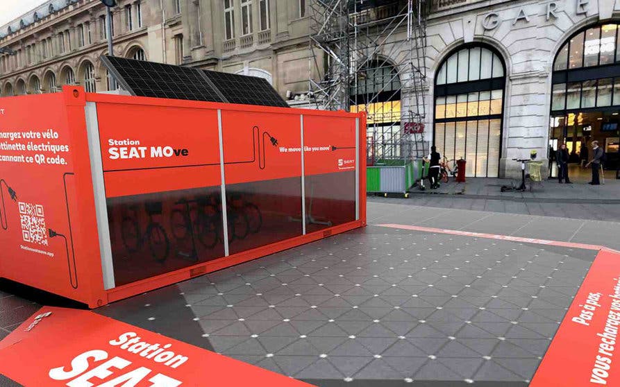  Estación de recarga de bicicletas y scooter eléctricos SEAT Move, situada en la explanada de la Gare de Saint-Lazare en París. 