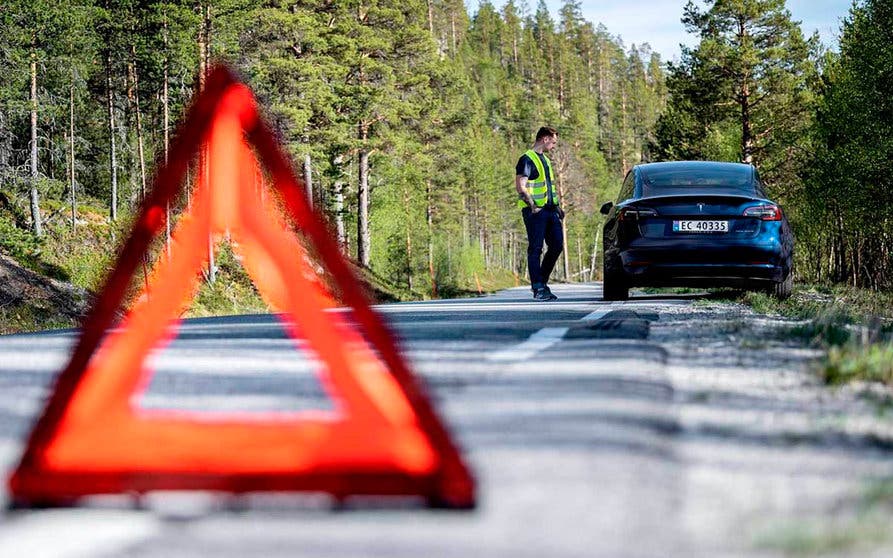  El Tesla Model 3 LR detenido al borde de la carretera tras agotar su batería por completo. 