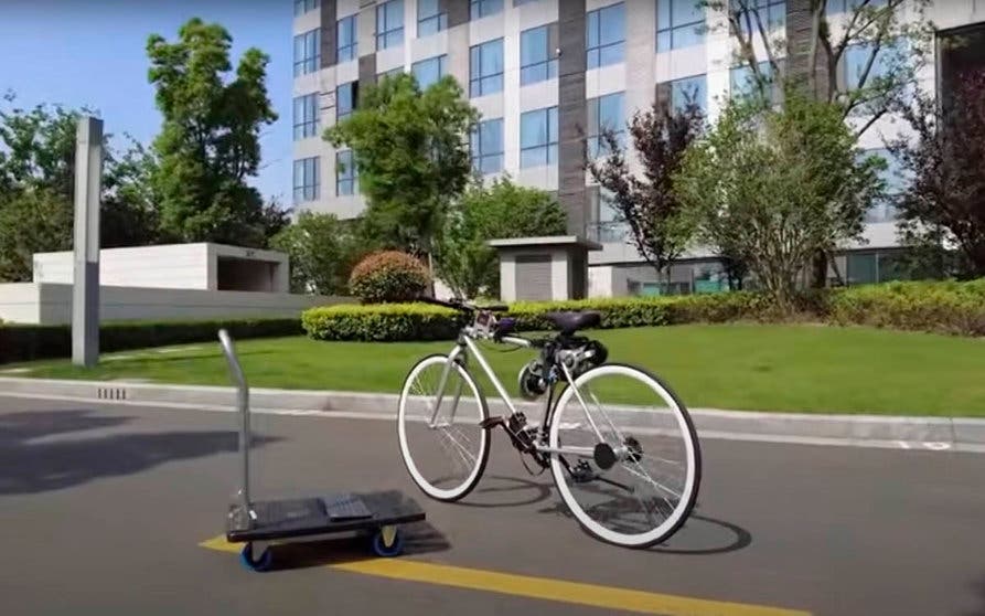  La bicicleta eléctrica y autoequilibrada de Zhi Hui Jun puede circular con o sin ciclista de manera completamente autónoma. 