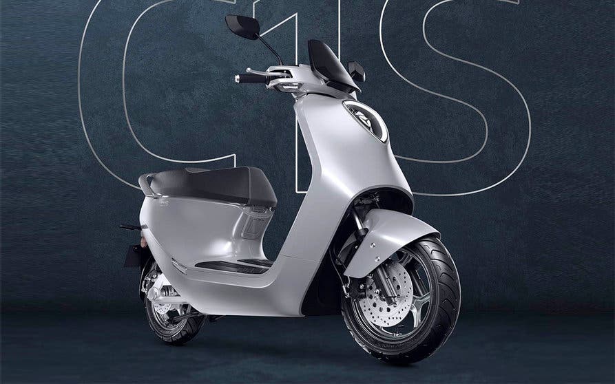  Yadea C1S, un nuevo scooter eléctrico con aire retro y detalles tecnológicos futuristas. 