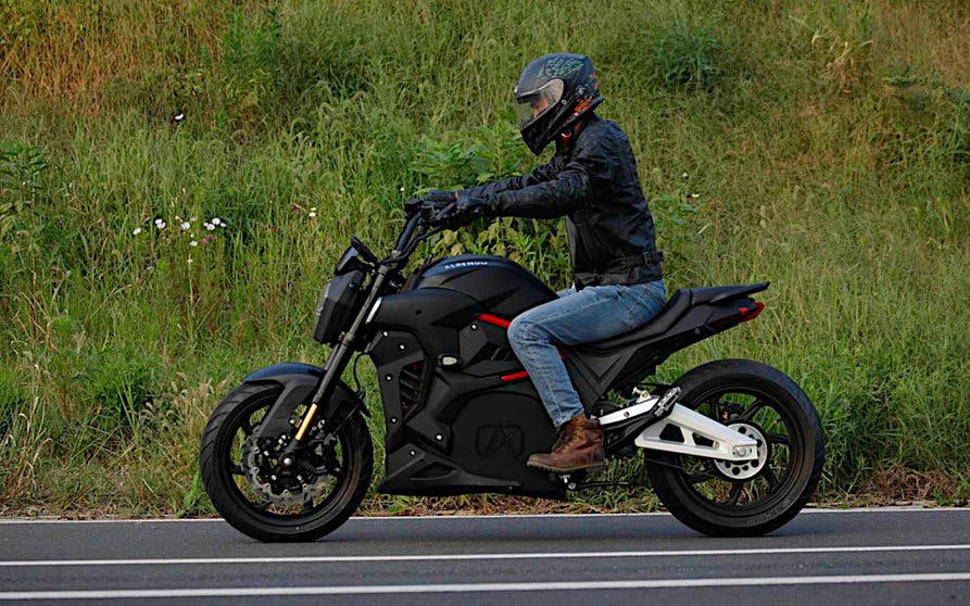  La motocicleta eléctrica Alrendo TS Bravo ya se puede reservar en Europa a cambio de un depósito reembolsable de 300 euros y un precio final de 10.000 euros. 