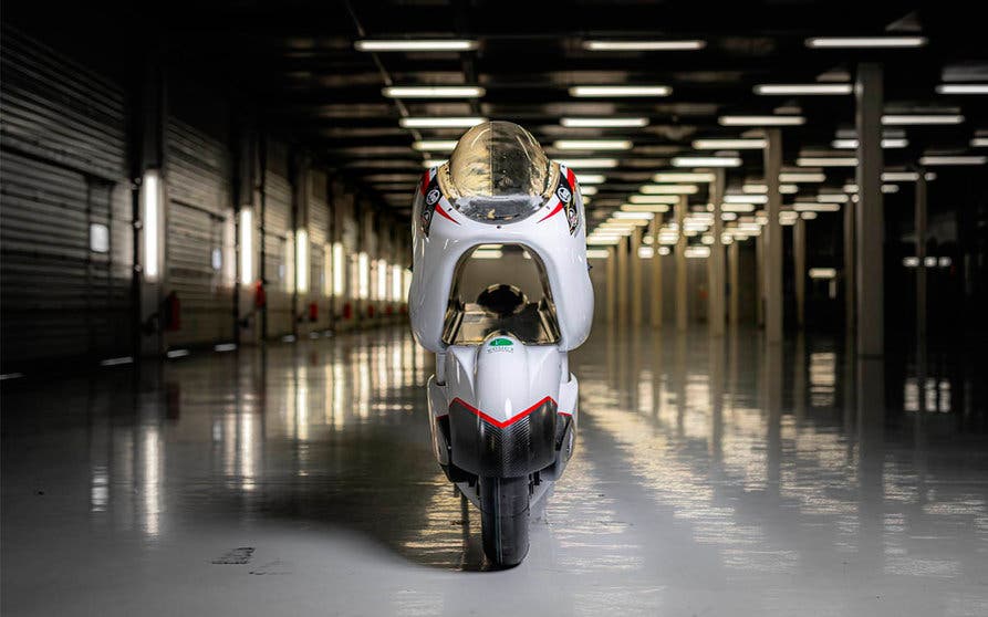  La motocicleta eléctrica WMC250EV está diseñada en torno a un gran agujero que la recorre longitudinalmente y se ha diseñado para batir el récord mundial de velocidad. 