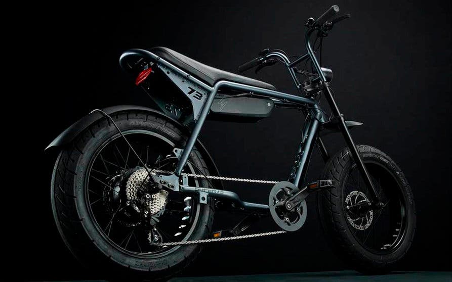  La nueva bicicleta eléctrica Super73-ZX sustituye y mejora a la anterior Z1, con un cuadro más grande, un sistema de asistencia al pedaleo revisado y una batería mayor. 
