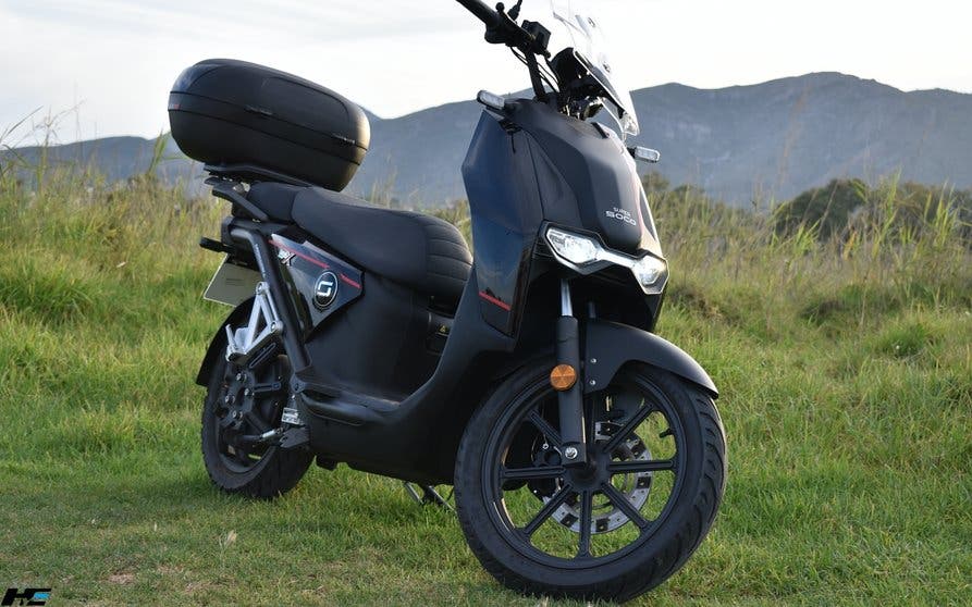  Ponemos a prueba a la Super Soco CPX eléctrica, un scooter equivalente a 125 que promete ser cómodo y práctico. 