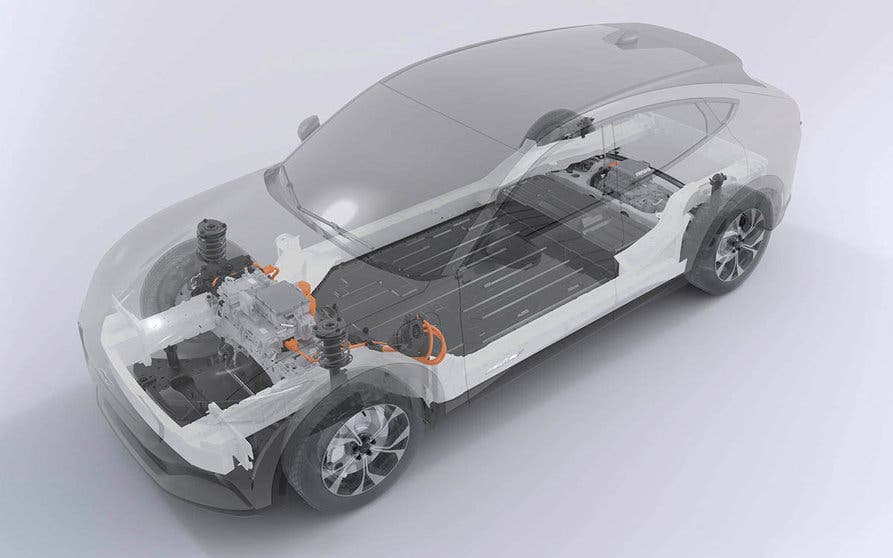  La batería del Ford Mustang Mach-E está montada de tal manera es su habitáculo que es parte estructural del chasis del vehículo, reforzando su resistencia, lo que permite reducir el peso de la carrocería. 