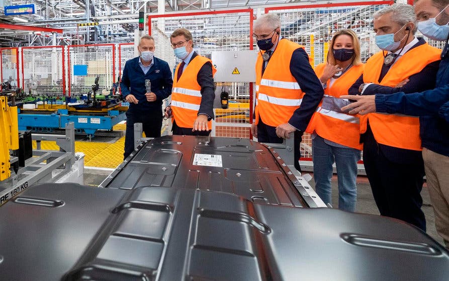  El presidente de la Xunta y el director del centro de Stellantis en Vigo visitan la línea de producción de la versión eléctrica de los vehículos comerciales ligeros producidos en la planta. 