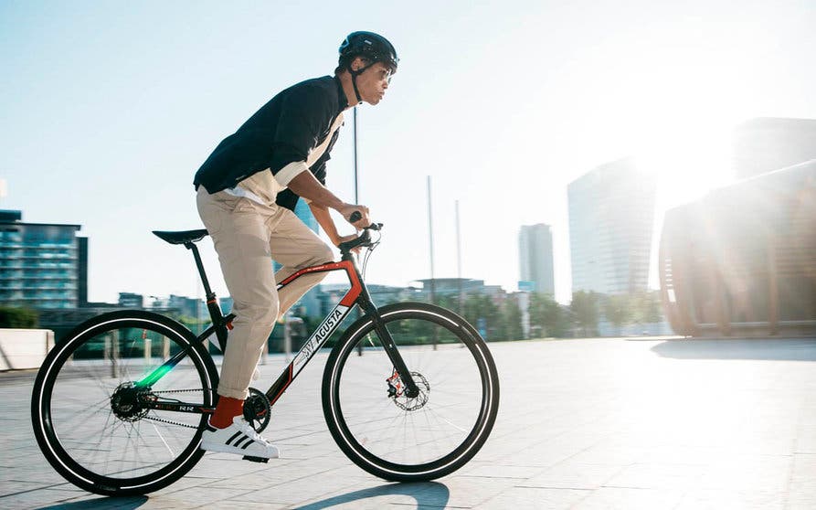  Las dos versiones de las Amo ebikes pesan tan solo 15,5 kilogramos, ofrecen asistencia al pedaleo hasta 25 km/h y pueden rodar durante 75 km con cada carga. En la foto Amo RR. Foto: MV Agusta. 