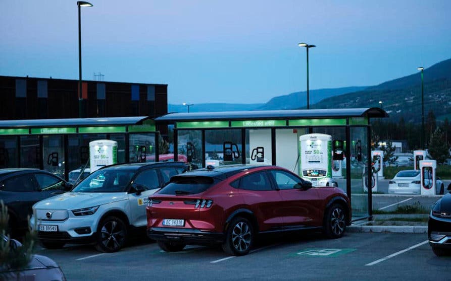  La Asociación automovilística noruega NAF ha realizado una prueba de velocidad de recarga en corriente continua con 21 coches eléctricos a la venta en su mercado. Foto: NAF. 