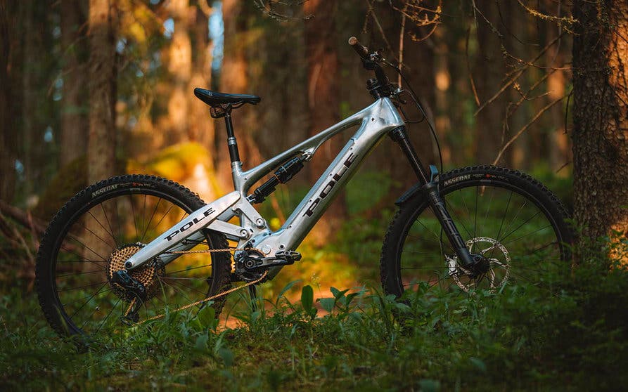  Voima es el resultado de la investigación del equipo de desarrollo de Pole Bicycles que ha creado una bicicleta eléctrica a partir de una hoja en blanco tratando de eliminar todos los problemas habitualmente se encuentran las eMTB. 
