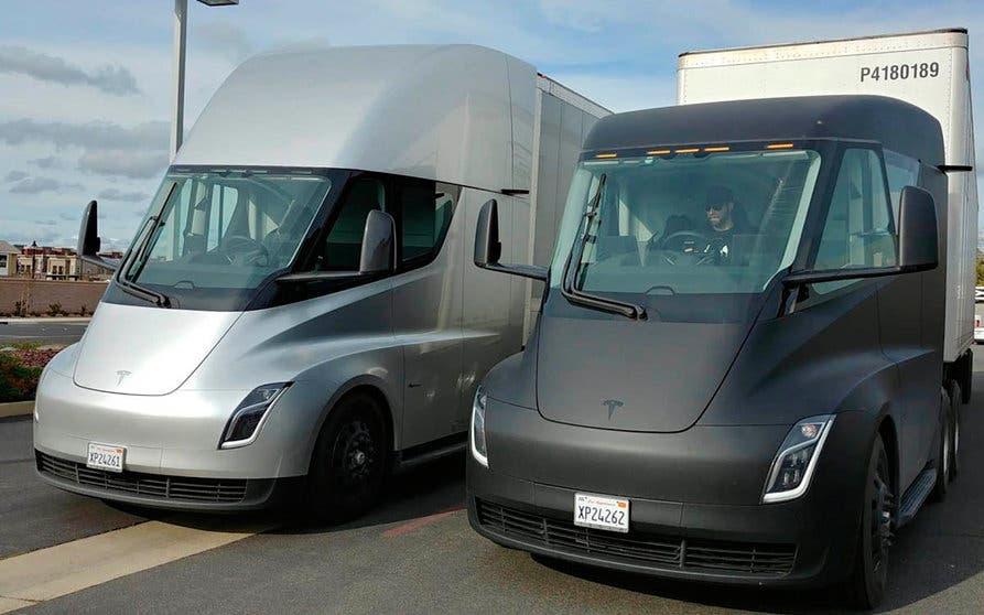  El Tesla Semi entrará en producción este mismo año para revolucionar el transporte por carretera. 