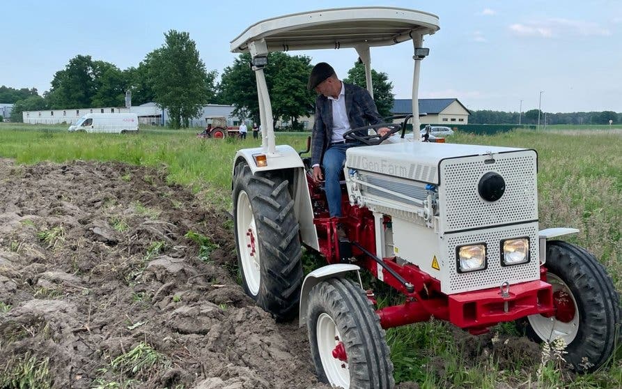  Herbert Diess, jefe de Volkswagen, probando un tractor eléctrico 