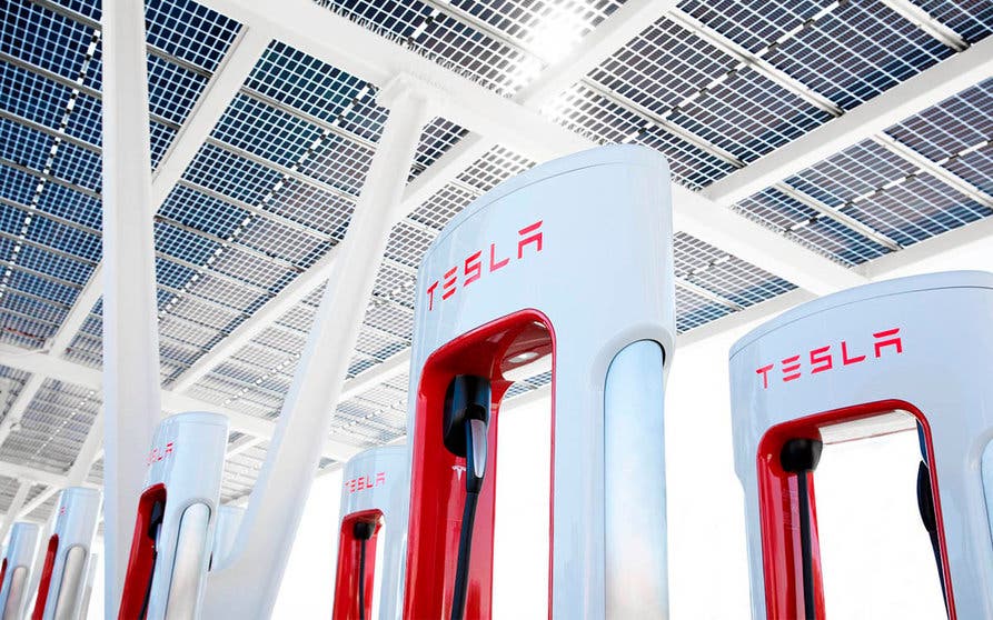  La apertura de los Supercargadores de Tesla a los coches eléctricos de otras marcas supondrá un gran negocio para el fabricante californiano. 
