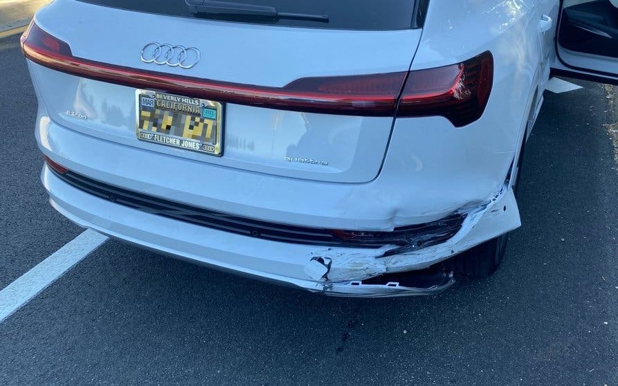  Un pequeño golpe con un Audi e-tron acaba en una reparación de 31.000 dólares 