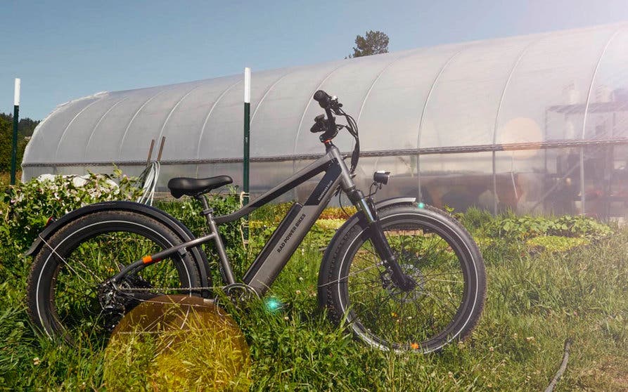  La bicicleta eléctrica RadRover 6 Plus ha recibido un rediseño en su cuadro para que puedan manejarla ciclistas a partir de 1,57 metros de altura. Foto: Bicicletas Rad Power. 