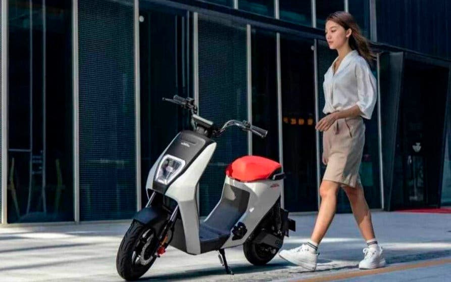  El scooter eléctrico Honda U-BE ofrece lo mínimo necesario para circular por la ciudad, a un precio sorprendente, con la garantía del fabricante más conocido del mundo 
