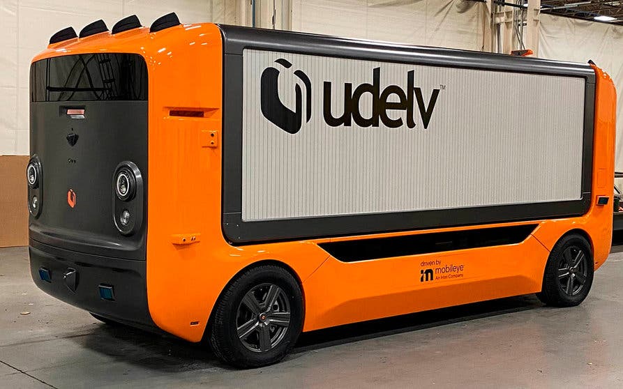  El Transporter es una furgoneta eléctrica y autónoma que no precisa de cabina para el conductor puesto que cuenta con la tecnología de Mobileye para ofrecer un nivel 4 de conducción autónoma. 