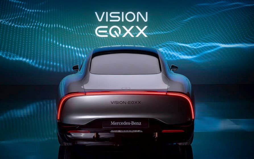  El Mercedes Vision EQXX incorpora un techo solar fotovoltaico capaz de generar energía para recorrer 25 kilómetros diarios en condiciones ideales. 