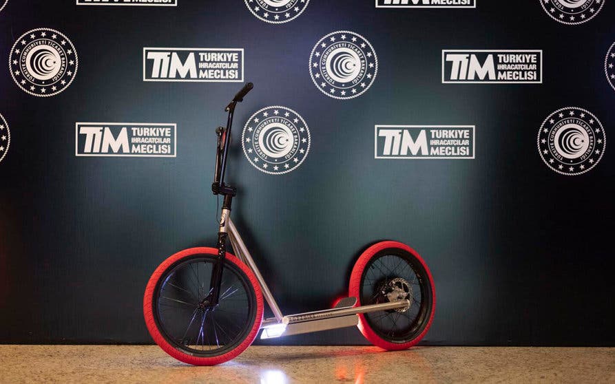  El patinete eléctrico estilo BMX Pipegun #1 o PG-1 fue presentado en la Design Week de Turquía. 