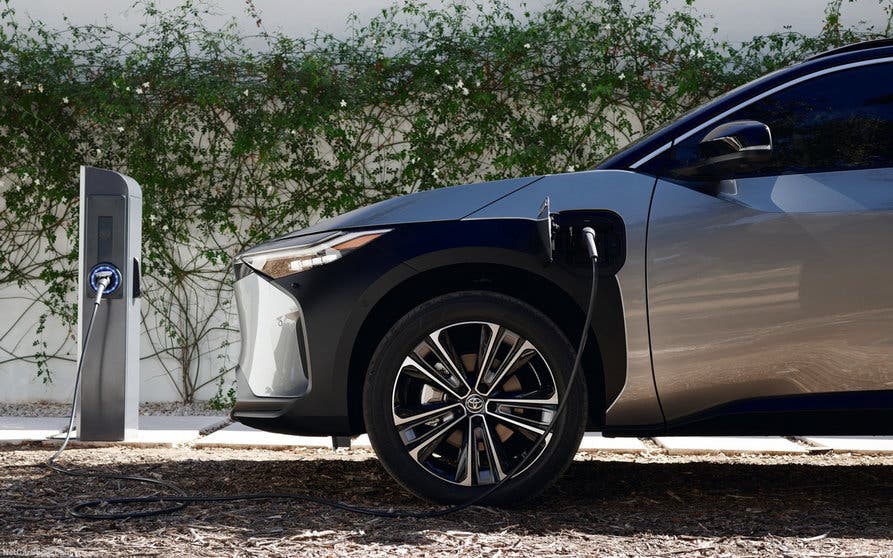  Toyota pone fecha a la llegada de las baterías de electrolito sólido, y te sorprenderá 