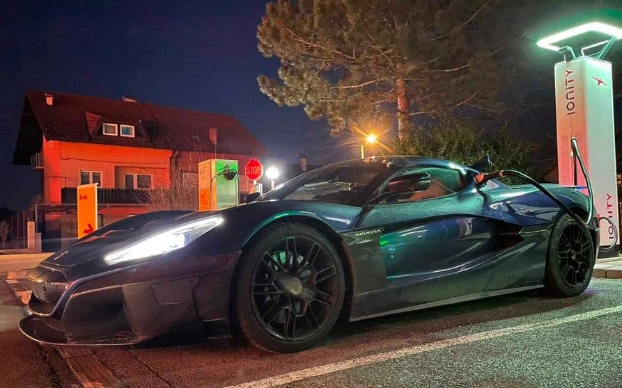  Fotografía tomada por Mate Rimac del Nevera en el punto de carga de Ionity. 