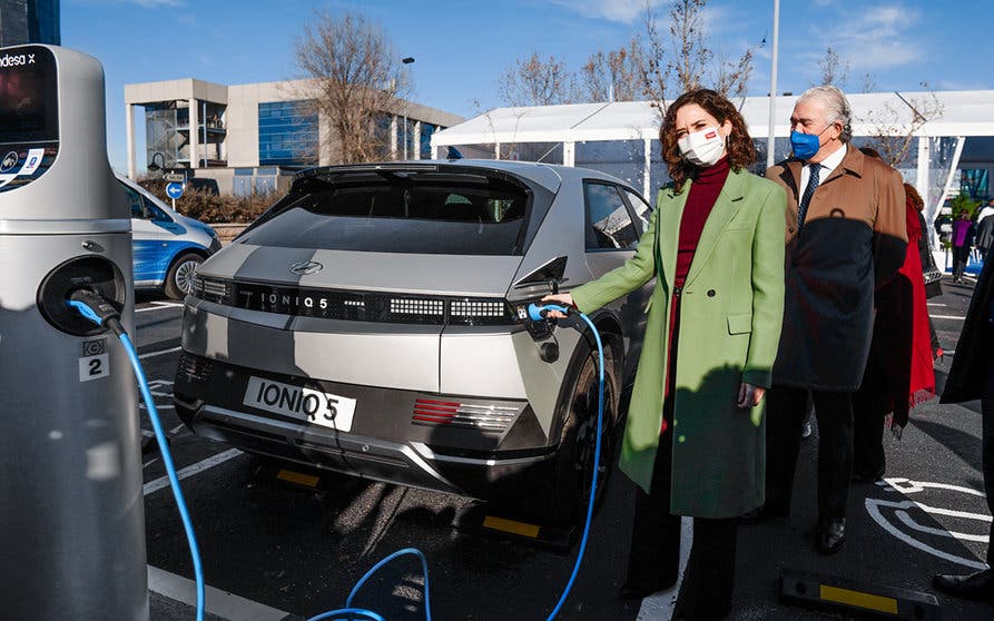  La presidenta madrileña, Isabel Díaz Ayuso, ha inaugurado la mayor electrolinera de España 