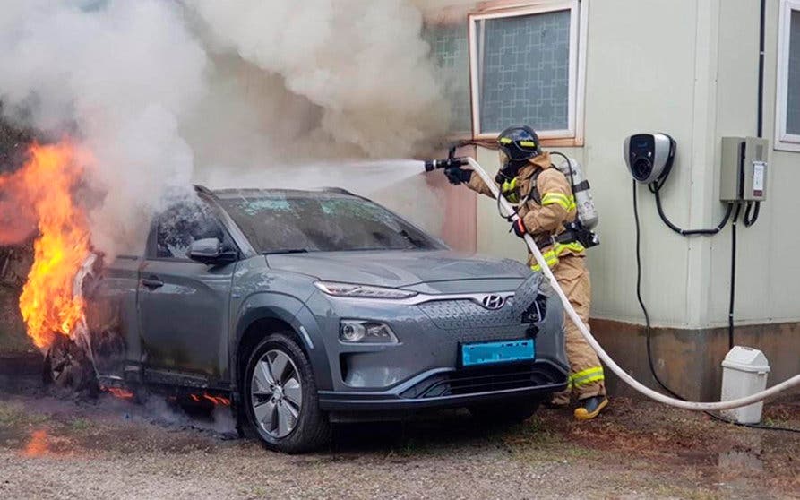  Los incendios en las baterías de los coches eléctricos, si bien poco habituales, son más probables en las fases de recarga y suelen recibir mucha atención por parte de la prensa 