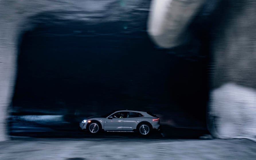  El Porsche Taycan Cross establece un récord Guinness al cubrir en vertical una distancia de casi 5 kilómetros. 