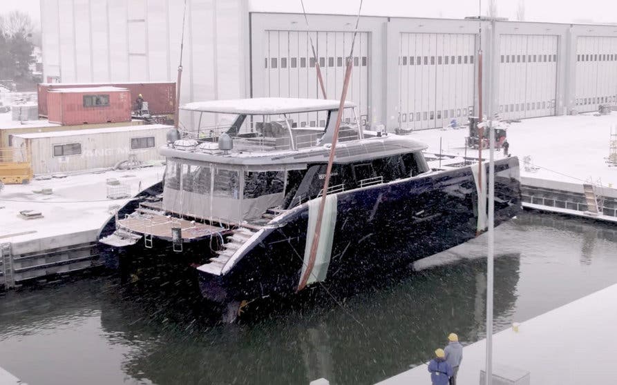  Ya ha sido botado el primer catamarán eléctrico  de lujo movido a través de placas solares 