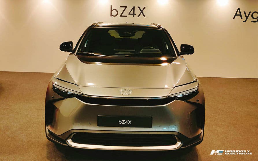  Toyota bZ4X. Frontal. 