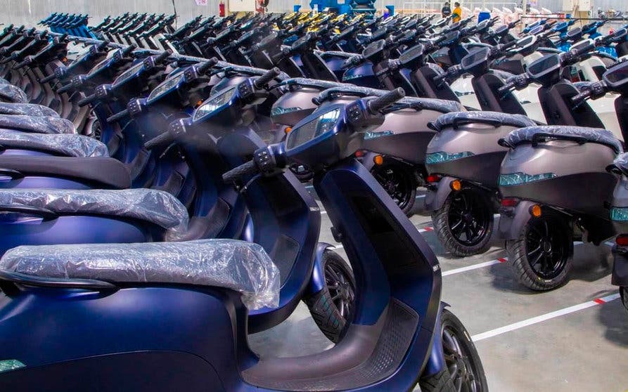  Foto de la campa de Ola Electric con los scooters eléctricos S1 y S1 Pro preparados para su entrega. 