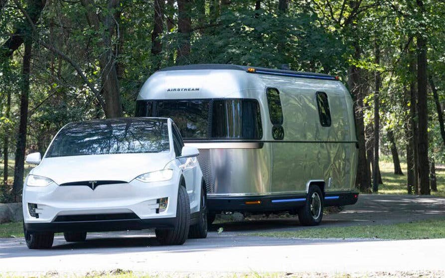  El Airstream es un prototipo de caravana eléctrica autopropulsada que incorpora la tecnología eTrailer System de Thor y ZF sobre la silueta de una clásica caravana Silver Bullet. 