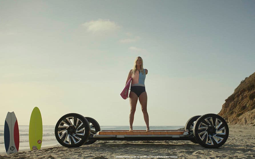  La surfista profesional Bethany Hamilton sobre la plataforma Ultium de General Motors en la campaña de marketing "Everybody In". 