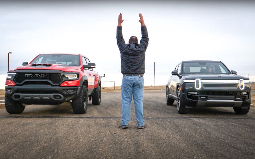  El Rivian R1T se enfrenta a su némesis de gasolina, ¿quién saldrá victorioso? 