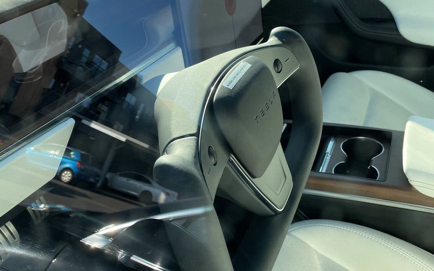  Tesla podría estar trabajando en un volante Yugo con claxon integrado al estilo tradicional 