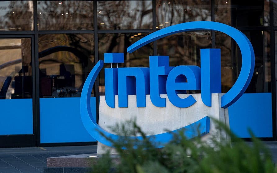  Logo de Intel en su sede de Santa Clara, California. 