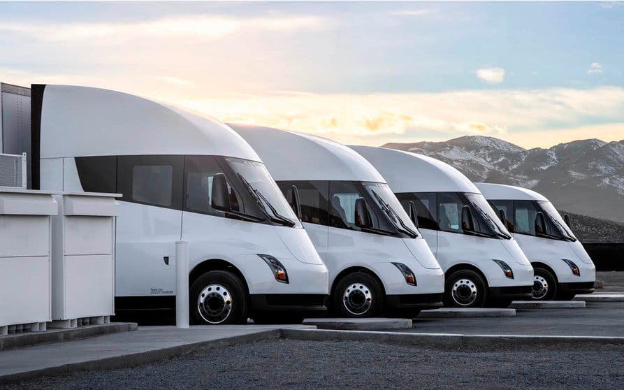  Los nuevos vehículos eléctricos de Tesla se retrasan hasta 2023. Flota de Tesla Semi recargando en los Megacargadores de Nevada. 